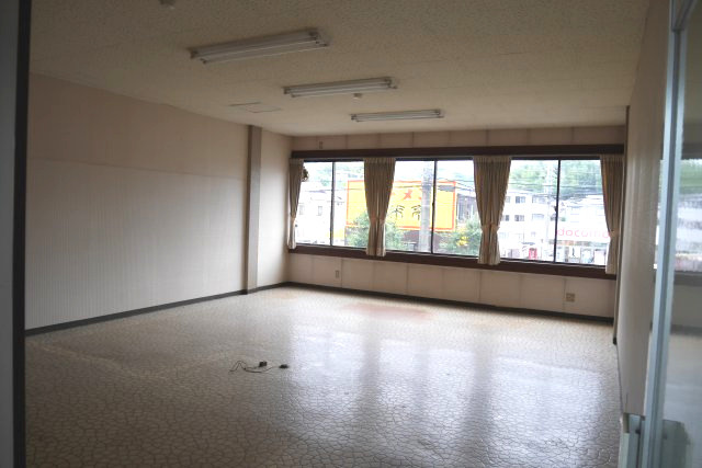 アセンドビル　２階真ん中の内装