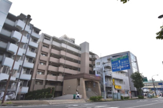 【外観】 | 総戸数27戸、平成13年5月築のマンションです。
専有面積77.17平米、3LDKのリフォームお部屋となります。