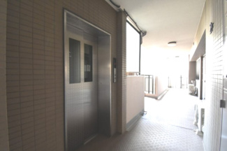 【その他共用部分】 | お買い物時やベビーカーの出し入れに便利なエレベーター付です。