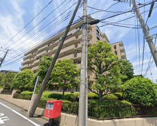 【外観】 | 総戸数55戸、昭和58年8月築のマンションです。
専有面積75.56平米、3LDKのリフォームお部屋となります。