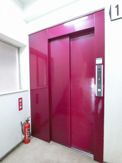 【その他共用部分】 | お買い物時やベビーカーの出し入れに便利なエレベーター付です。
