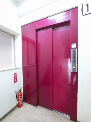 【その他共用部分】 | 羽田第一スカイマンション | お買い物時やベビーカーの出し入れに便利なエレベーター付です。
