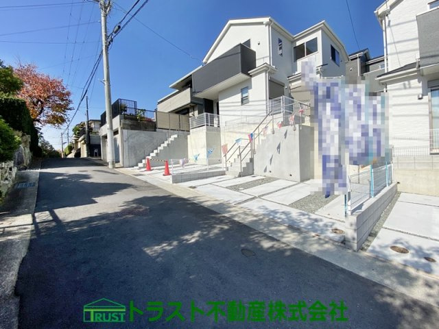 神戸市垂水区多聞台18-2期-1号棟　新築戸建の前面道路含む現地写真