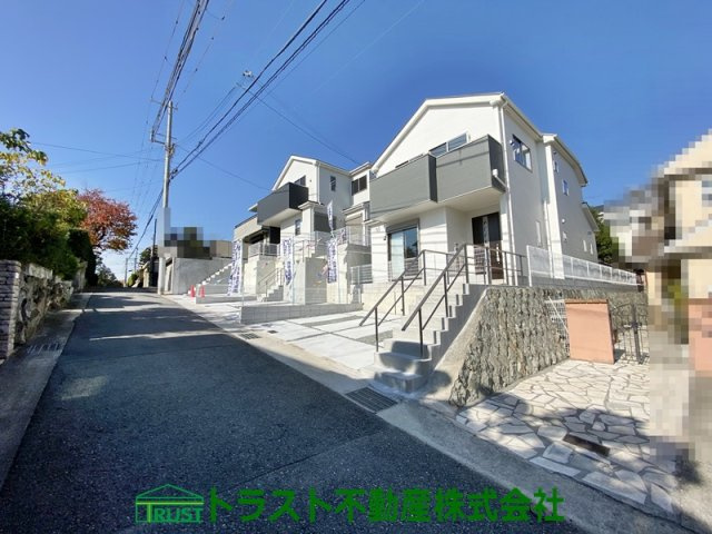 神戸市垂水区多聞台18-2期-3号棟　新築戸建の前面道路含む現地写真