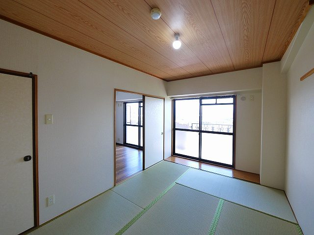 グラン・シャリオ二階堂の和室|明るい和室です