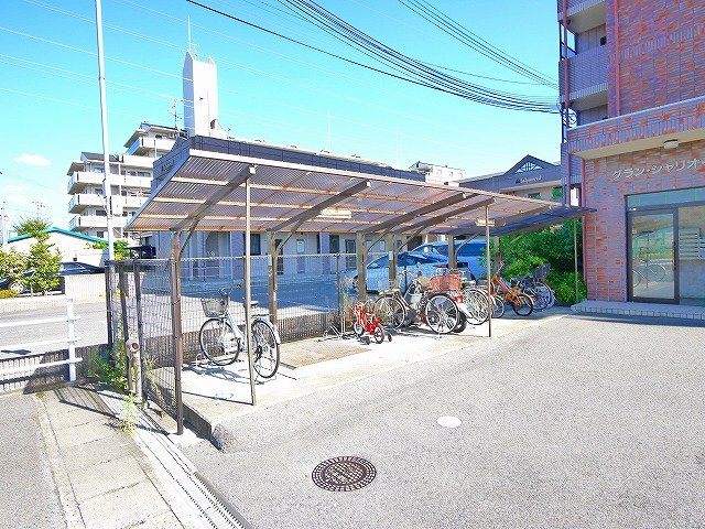 グラン・シャリオ二階堂のその他共用部分|自転車置き場