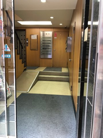 福利ビルのエントランス
