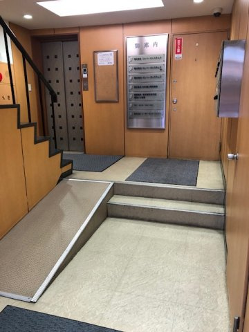 福利ビルのロビー