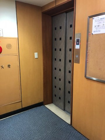 福利ビルのロビー
