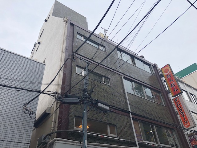 福利ビルの外観