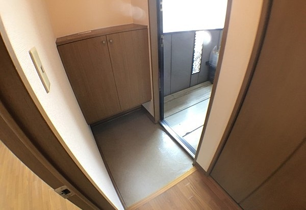 サンライズ三沢【10,000円キャッシュバック対象物件】の玄関|落ち着いた玄関です