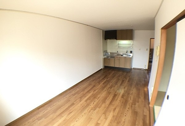 サンライズ三沢【10,000円キャッシュバック対象物件】の居間・リビング|ゆったり過ごせるリビングです