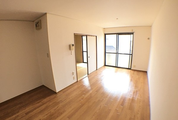 サンライズ三沢【10,000円キャッシュバック対象物件】の居間・リビング|ゆったり過ごせるリビングです