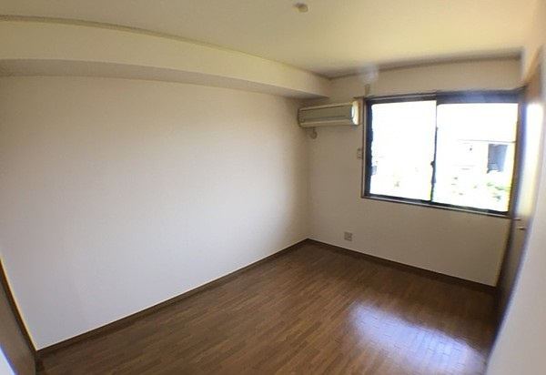 サンライズ三沢【10,000円キャッシュバック対象物件】の洋室|明るい洋室です