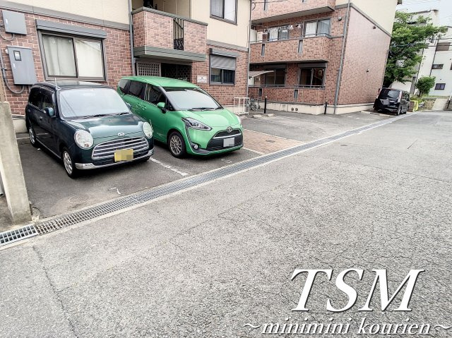 ラ・エスタシオンⅢの駐車場