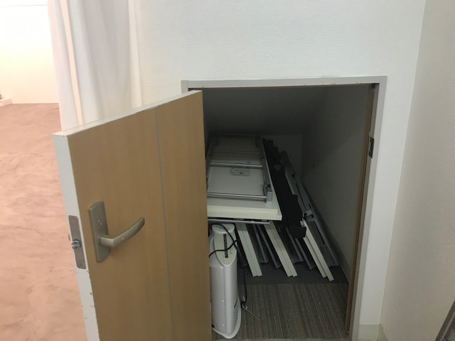 ICA３ビルの玄関