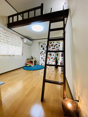 【展望】 | ビバイヒルズ | ロフトへ上がるハシゴからの景観です！天井が高く開放感のある洋室6帖のお部屋です☆