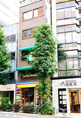【外観】 | ハレクラニ北青山ビル | 飲食店やおしゃれなショップが立ち並ぶ外苑西通り沿いにございます。