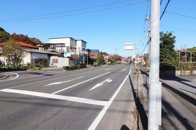 足利市江川町２丁目の売地の前面道路含む現地写真|閑静な住環境で、コンビニまで徒歩10分圏内と便利です。