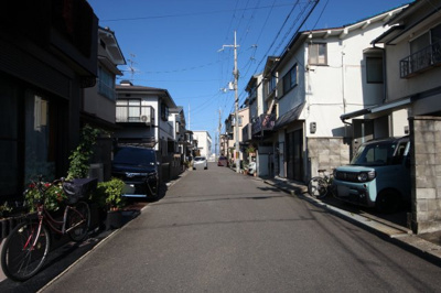 【前面道路含む現地写真】 | 向日市寺戸町三ノ坪　中古戸建 | 前道はゆったり幅員6メートル