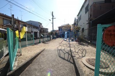 【周辺】 | 向日市寺戸町三ノ坪　中古戸建 | 道路斜め向かいに公園があります