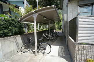 【その他共用部分】 | 屋根付きの駐輪場で雨が降っても大切な自転車が濡れなくてすみますね♪荷物が重いときに自転車があれば助かりますね！