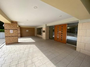 リーデンススクエア横浜鶴見(鶴見区岸谷2丁目）のエントランス|落ち着いたエントランスです