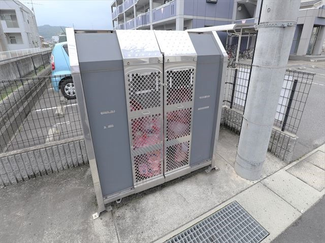 Ｖｉｆ．ｃｈａｒｍａｎｔのその他共用部分|敷地内にゴミ箱、忙しい朝も安心！