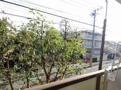 【展望】 | セントヒルズ田園調布 | 2階部分、南東向きバルコニーからの眺望です。
前面棟がなく陽当たり良好、開放感がございます。