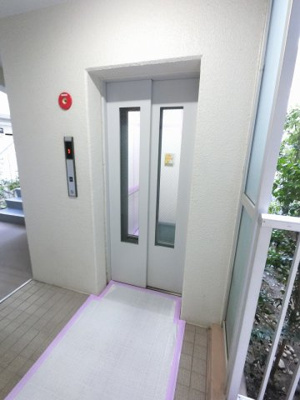 【その他共用部分】 | セントヒルズ田園調布 | お買い物時やベビーカーの出し入れに便利なエレベーター付です。