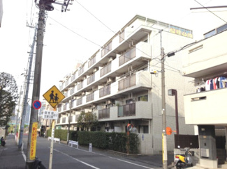 【外観】 | 総戸数60戸、1986年4月築のマンションです。
専有面積56.70平米、2LDK+2Wのお部屋となります。