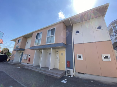 【外観】 | シャーメゾン南生田【SHM】 | 積水ハウス施工の賃貸住宅シャーメゾン♪ドラッグストアや郵便局が近くて日々の生活に便利な立地♪「生田」駅にアクセス可能な最寄りバス停より徒歩1分の2階建てアパート☆