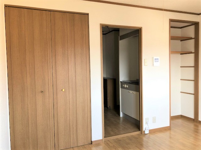 ベルメゾン一須賀Ⅰ号館の収納|クローゼットと扉無し棚