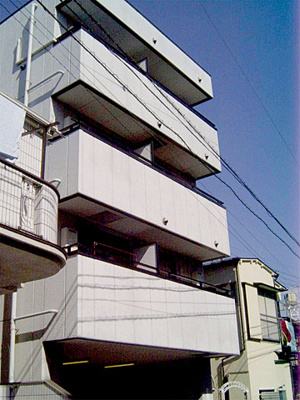 【外観】 | EMハイツ駒沢 | 一人暮らしに欠かせないコンビニが徒歩20秒！住環境良好です