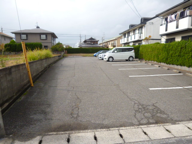 ニュークエストＡの駐車場