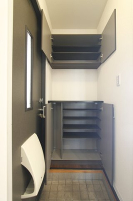 【玄関】 | リモーネＡ | 収納もある玄関です