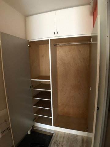 長瀬駅前マンションの玄関