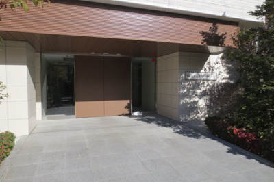 【エントランス】 | 築浅！マンション　セルアージュ湘南台プルーム　８階 | 落ちついたエントランスがあなたをお出迎えします。