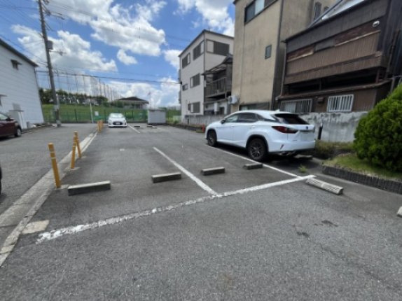 サンパティークメゾンの駐車場