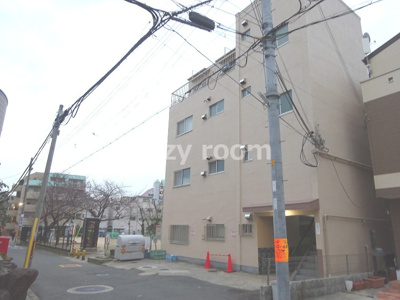 【外観】 | 江坂ビル | 公園に面している建物です。