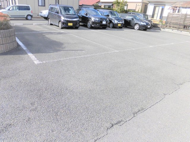 クロッカス翼の駐車場