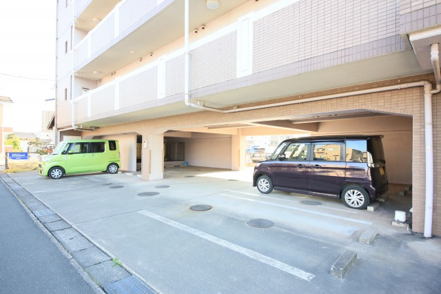グランディフローラの駐車場