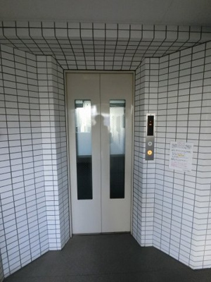【その他共用部分】 | プラザ大口 | お買い物時やベビーカーの出し入れに便利なエレベーター付です。