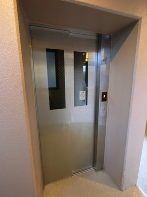 【その他共用部分】 | サングレイス本牧元町 | お買い物時やベビーカーの出し入れに便利なエレベーター付