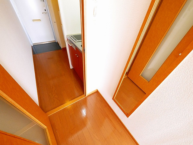 レオパレス和（南京終町）の玄関|全身鏡もついてます。