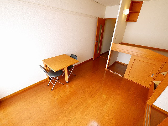 レオパレス和（南京終町）の居間・リビング|洋室です