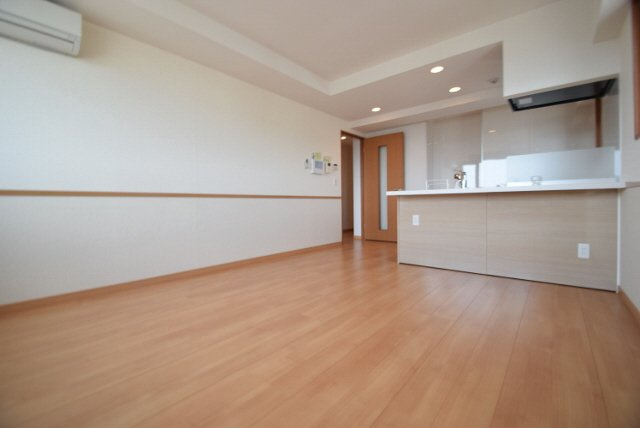 サンピタリア東船橋の居間・リビング|13.1帖の広いリビング