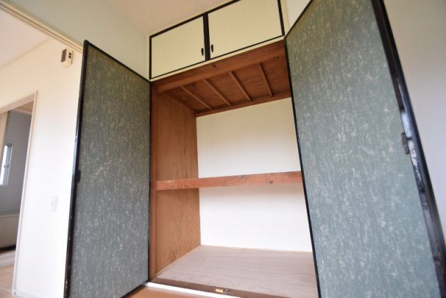 メゾンカンコーの収納|押入タイプの収納、天袋もあります。