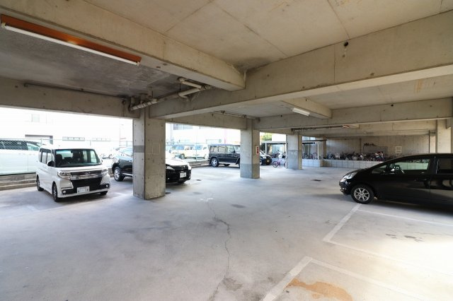 【駐車場】 | アイボリッチマンション | 駐車場に車を止められます