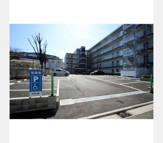 サンハイム戸塚の駐車場